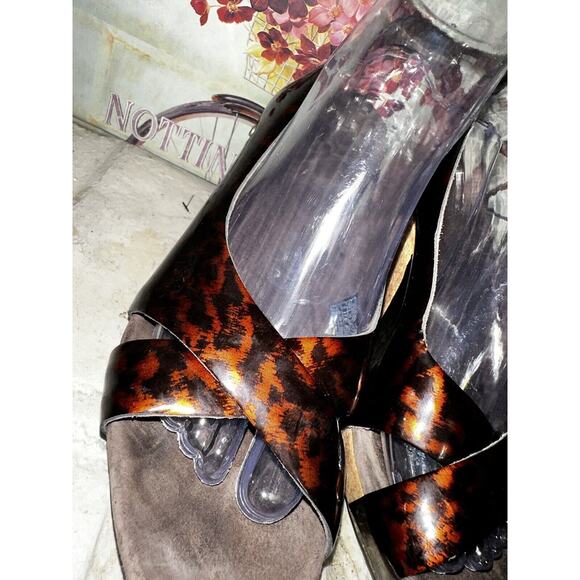 UGG Tortoise Patent Leather Slingback
Wedge Cork Heels Womens Size 9 - Picture 3 of 9